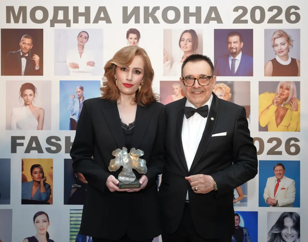 Лиляна Боянова – носител на приза „БГ модна икона 2026“ в категория „Медии и журналистика“ и проф. Любомир Стойков.
Фото: Академия за мода / Антон Марков