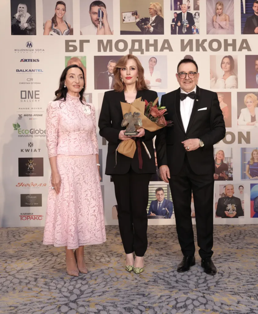 Лиляна Боянова – носител на приза „БГ модна икона 2026“ в категория „Медии и журналистика“, заедно с Елена Кристиано и проф. Любомир Стойков.
Фото: Академия за мода / Петър Станев