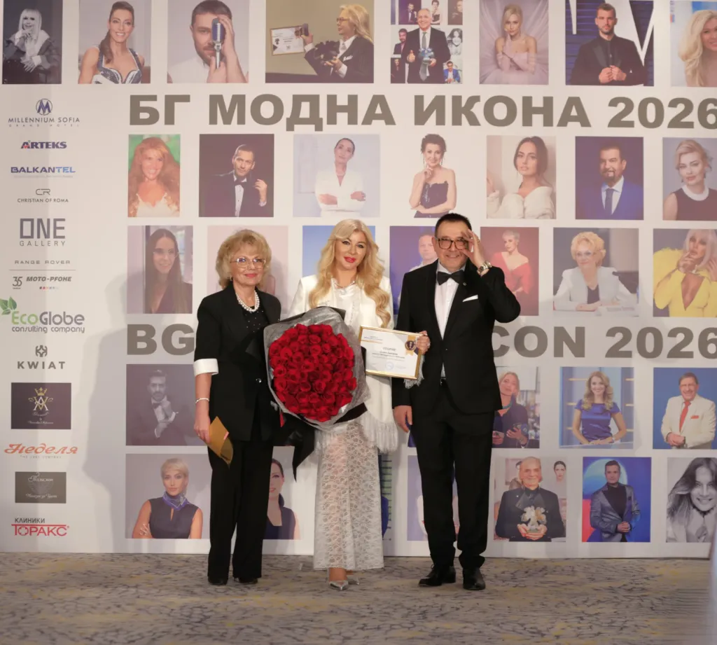 Валерия Велева, Силвия Джагарова и проф. Любомир Стойков.
Фото: Академия за мода / Петър Станев
