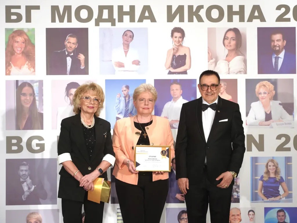 Валерия Велева, Анжела Димчева и проф. Любомир Стойков.
Фото: Академия за мода / Антон Марков