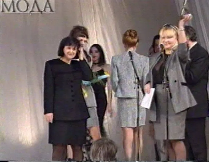 Годишни награди „Златна игла 1996“ на Академията за мода. София, НДК – 3 зала, 12 февруари 1997 г.
Фото: Архив на Академията за мода
