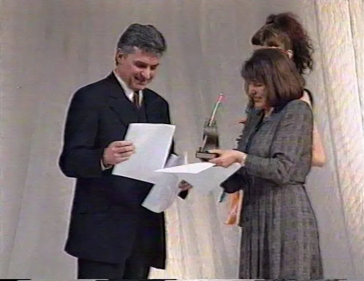 Годишни награди „Златна игла 1996“ на Академията за мода. София, НДК – 3 зала, 12 февруари 1997 г.
Фото: Архив на Академията за мода