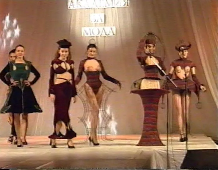 Годишни награди „Златна игла 1996“ на Академията за мода. София, НДК – 3 зала, 12 февруари 1997 г.
Фото: Архив на Академията за мода