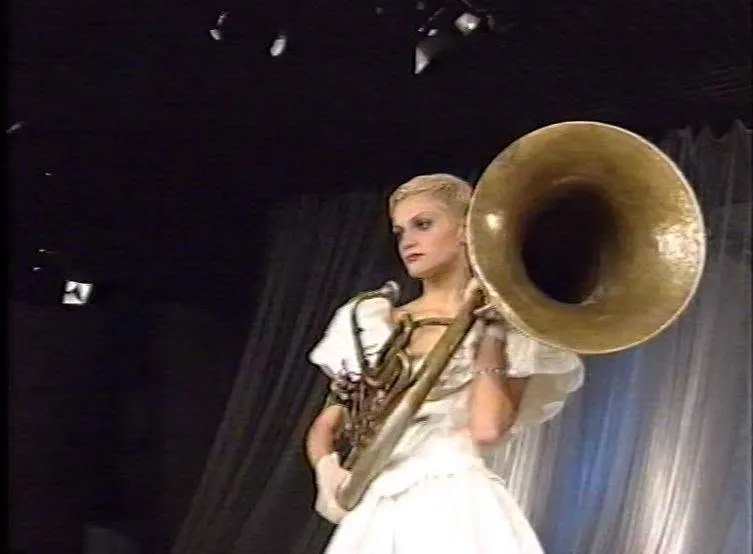 Годишни награди „Златна игла 1996“ на Академията за мода. София, НДК – 3 зала, 12 февруари 1997 г.
Фото: Архив на Академията за мода