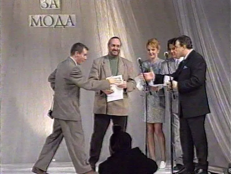 Годишни награди „Златна игла 1996“ на Академията за мода. София, НДК – 3 зала, 12 февруари 1997 г.
Фото: Архив на Академията за мода