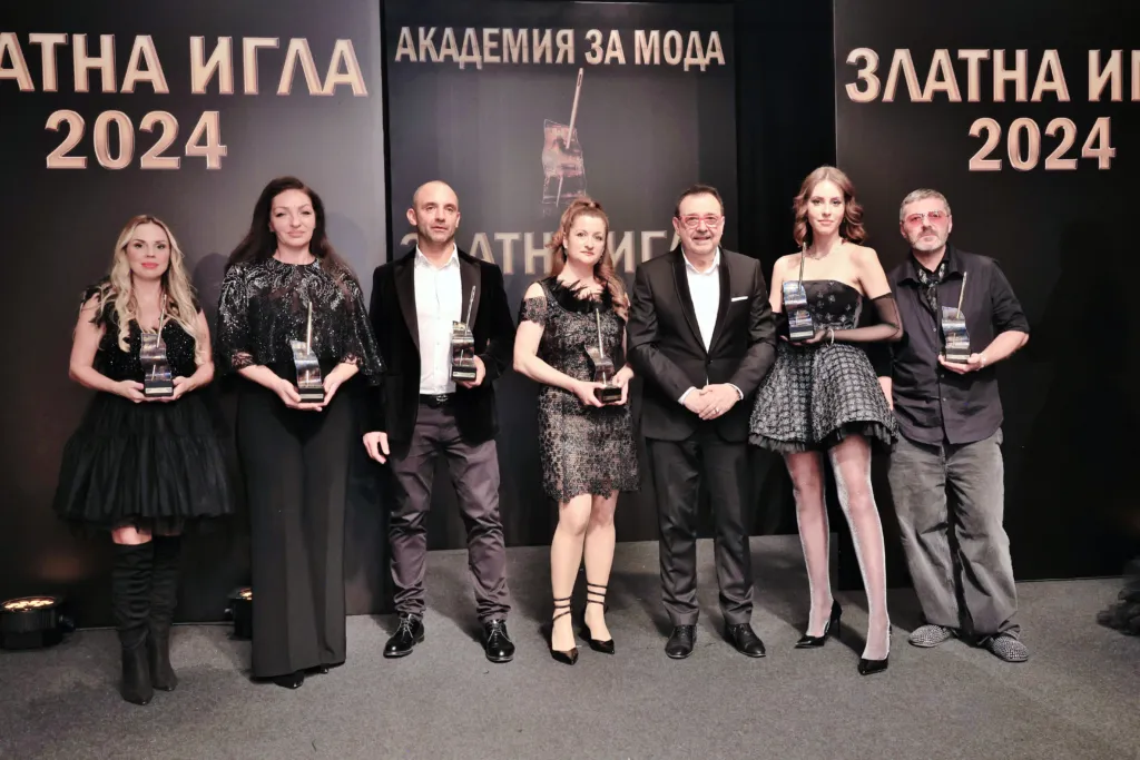 Проф. Любомир Стойков заедно с дизайнерите - носители на приза „Златна игла 2024“.