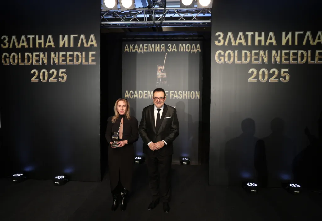 Проф. Любомир Стойков и Николета Фархат – носител на „Златна игла 2025“ в категория „Дизайнер на годината“.