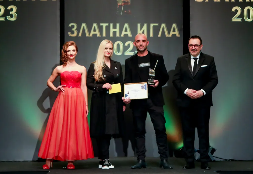 Проф. Любомир Стойков заедно със Стоян Радичев, дизайнер на модна къща Radichev, който получи приза в категория „Модна къща на годината“, Радослава Лазарова и Ивелина Кунчева. Фото: Академия за мода / Хайлайф