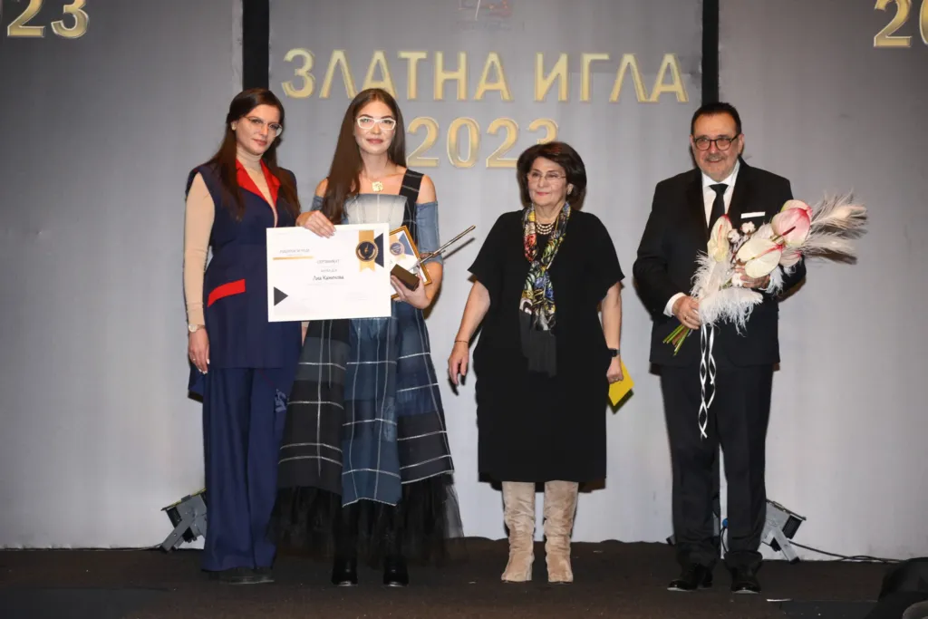 Проф. Любомир Стойков заедно с Лиа Каменова, която получи приза в категория „Най-добър млад дизайнер“, Диляна Матеева и Виолина Маринова. Фото: Академия за мода / Антон Марков