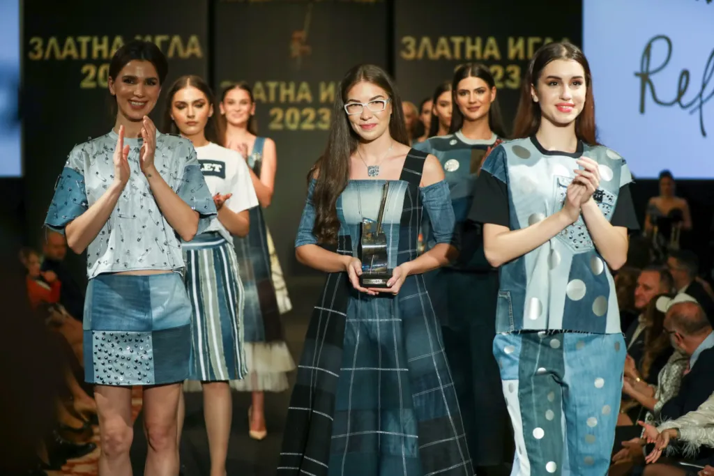 Лиа Каменова – носител на приза „Златна игла 2023“ в категория „Най-добър млад дизайнер“. Фото: Академия за мода / Петър Станев