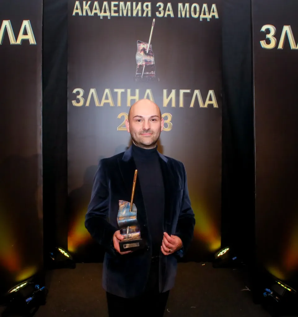 Кирил Чалъков – носител на приза „Златна игла 2023“ в категория „Моден гримьор“. Фото: Академия за мода / Хайлайф