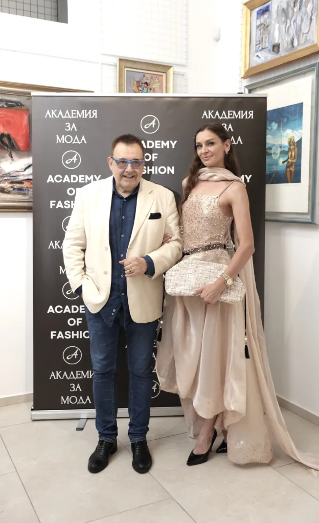Проф. Любомир Стойков и Камелия Димитрова, облечена в тоалет на Нели Радева.
Фото: Академия за мода / Петър Станев