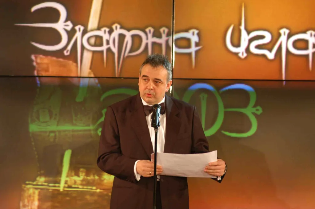 Председателят на журито Любомир Стойков обявява наградата в раздел “Аксесоари”
Фото: Мони Франсес