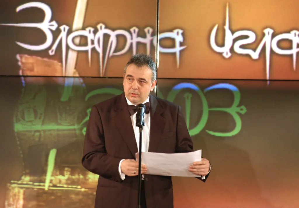 Момент от церемонията на Годишните награди „Златна игла 2003“ на Академията за мода. Фото: Мони Франсес
