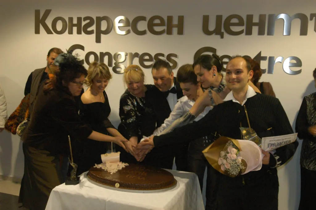 Момент от церемонията на Годишните награди „Златна игла 2003“ на Академията за мода. Фото: Мони Франсес