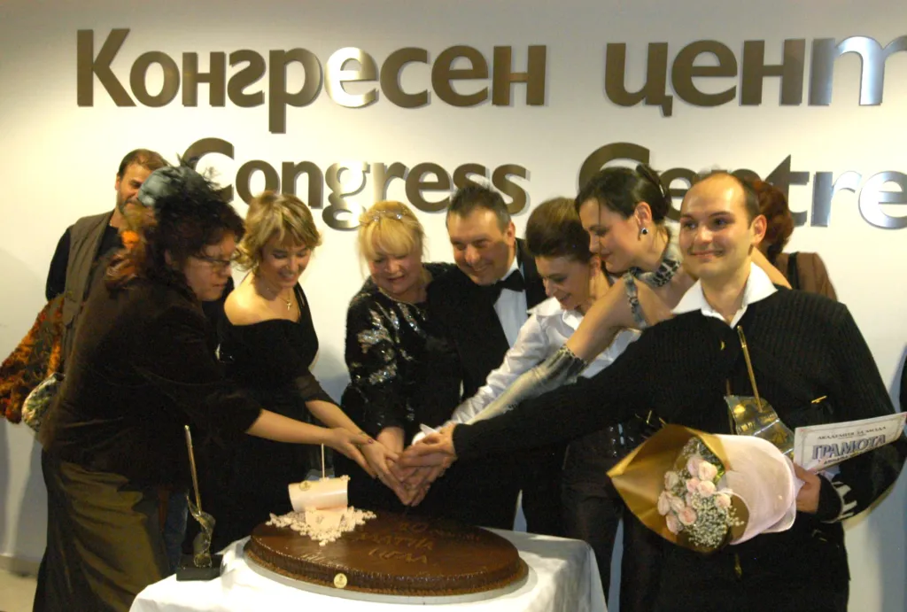 Момент от церемонията на Годишните награди „Златна игла 2003“ на Академията за мода. Фото: Мони Франсес