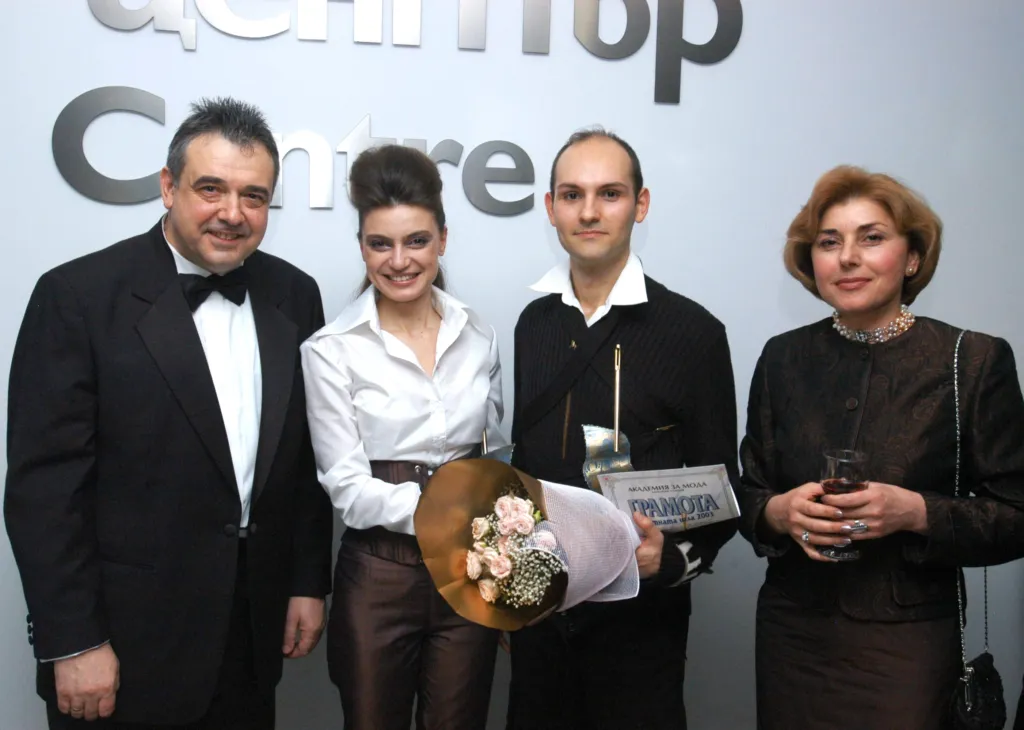 Момент от церемонията на Годишните награди „Златна игла 2003“ на Академията за мода. Фото: Мони Франсес