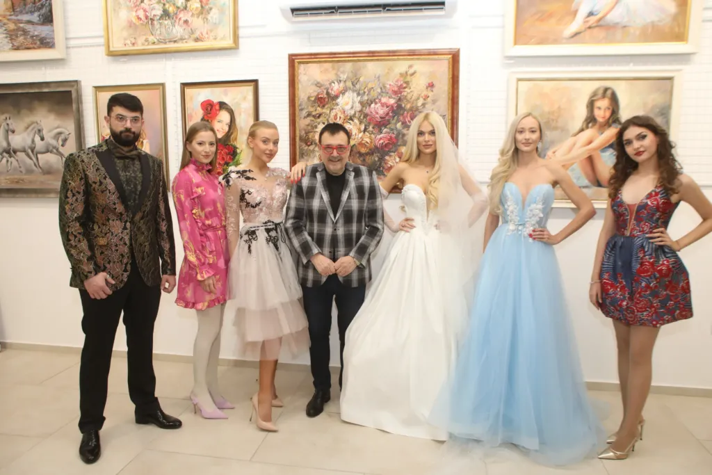 Проф. Любомир Стойков заедно с водещата Екатерина Свечева, облечена в Blink, Тахир Миевлу, облечен в Andrews, Симона Назърова, облечена в Aure, Вероника Стефанова, облечена в Blink, Мадлена Иванова, облечена в Alegra и Кая Ценкова, облечена в Maison Estrella.  Фото: © Академия за мода / Хайлайф
