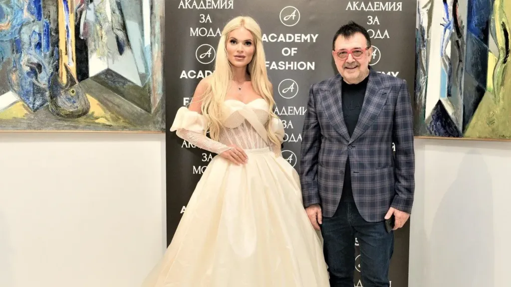 Проф. Любомир Стойков и Вероника Стефанова - Мис Свят България 2017 и лице на „Златна игла 2021“, облечена в Blink. Фото: © Академия за мода / Хайлайф