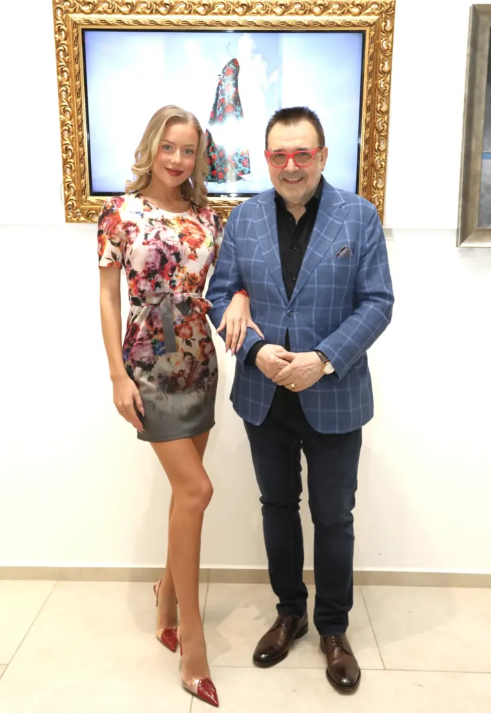 Проф. Любомир Стойков заедно с водещата Екатерина Свечева, облечена в Benmodel. Фото: Академия за мода / Петър Станев