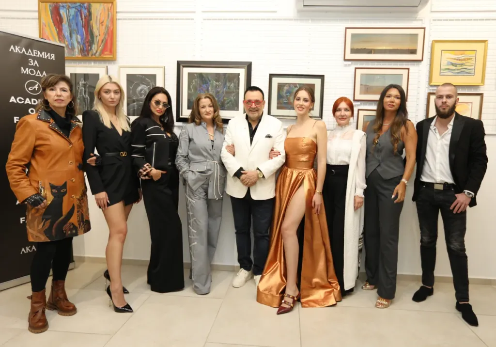 Проф. Любомир Стойков заедно с Лариса Нинова (Мистелари Leather Collection), Никол Керимова (Érimme), Соня Карпов (Karpov), Албена Иванова-Деянова (Benmodel), Ивет Апостолова (Ivette Bianchi), Лиляна Петрова-Лулу (BYLLU), Таня Ян (Tanya Ian Exclusive) и Георги Стойнов  (Christian of Roma). Фото: Академия за мода / Петър Станев