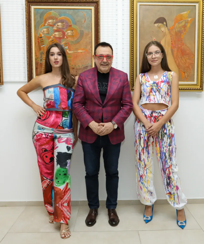 Проф. Любомир Стойков заедно с Никол Орозова, облечена в Reflet и Лиа Каменова. Фото: © Алма комуникация / Петър Станев