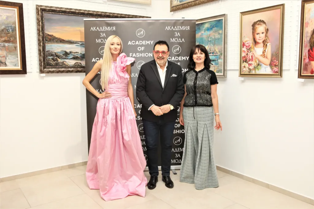 Проф. Любомир Стойков заедно с Ирен Велковски – дизайнер на Maison Estrella и Мадлена Иванова, която е облечена в тоалет на дизайнерката. Фото: © Академия за мода / Божидар Марков