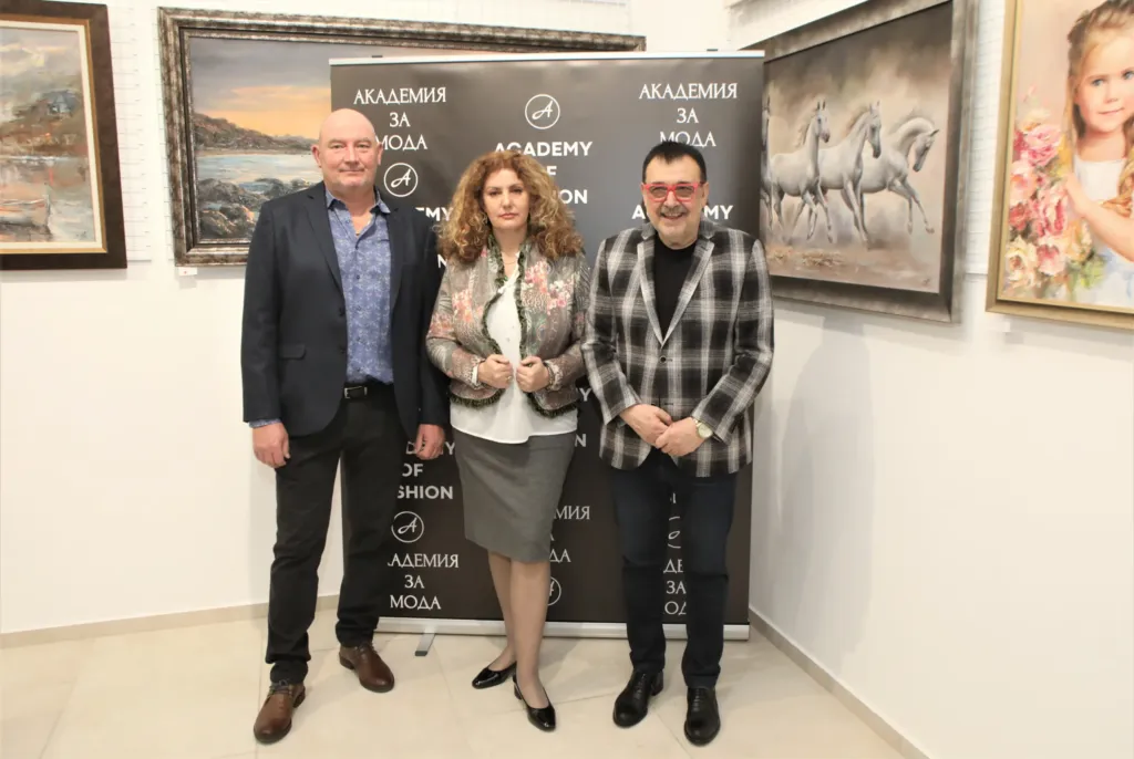 Проф. Любомир Стойков заедно със семейство Банови. Фото: © Академия за мода / Хайлайф