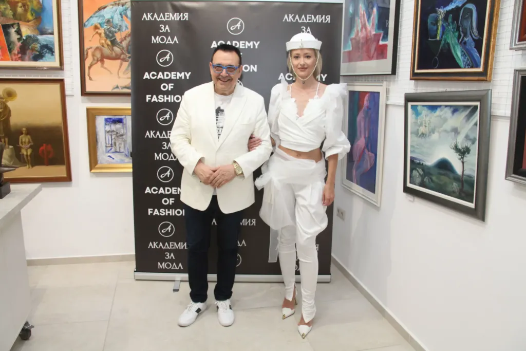 Проф. Любомир Стойков заедно с Мадлена Иванова, облечена в тоалет на „Мадам Рошав“.