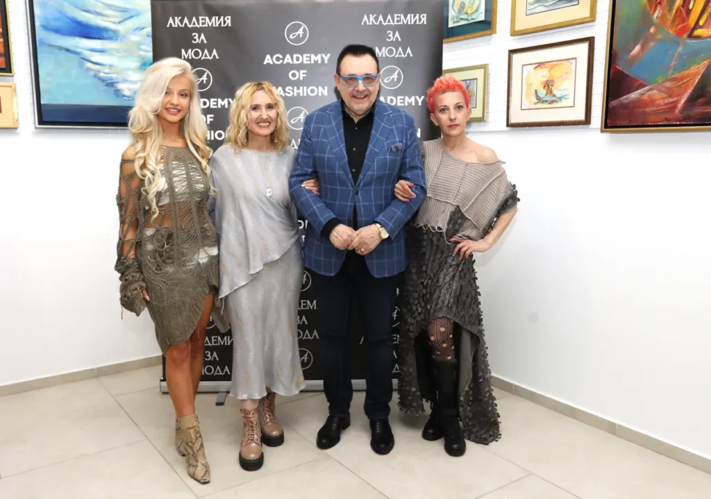 Проф. Любомир Стойков заедно със Зари Баждарова и Краси Билева, облечени в Axel Hardy, и Аксел Харди. Фото: Академия за мода / Петър Станев