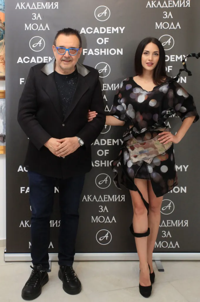 Проф. Любомир Стойков и Лидия Ангелова, облечена в „Аксел Харди“.