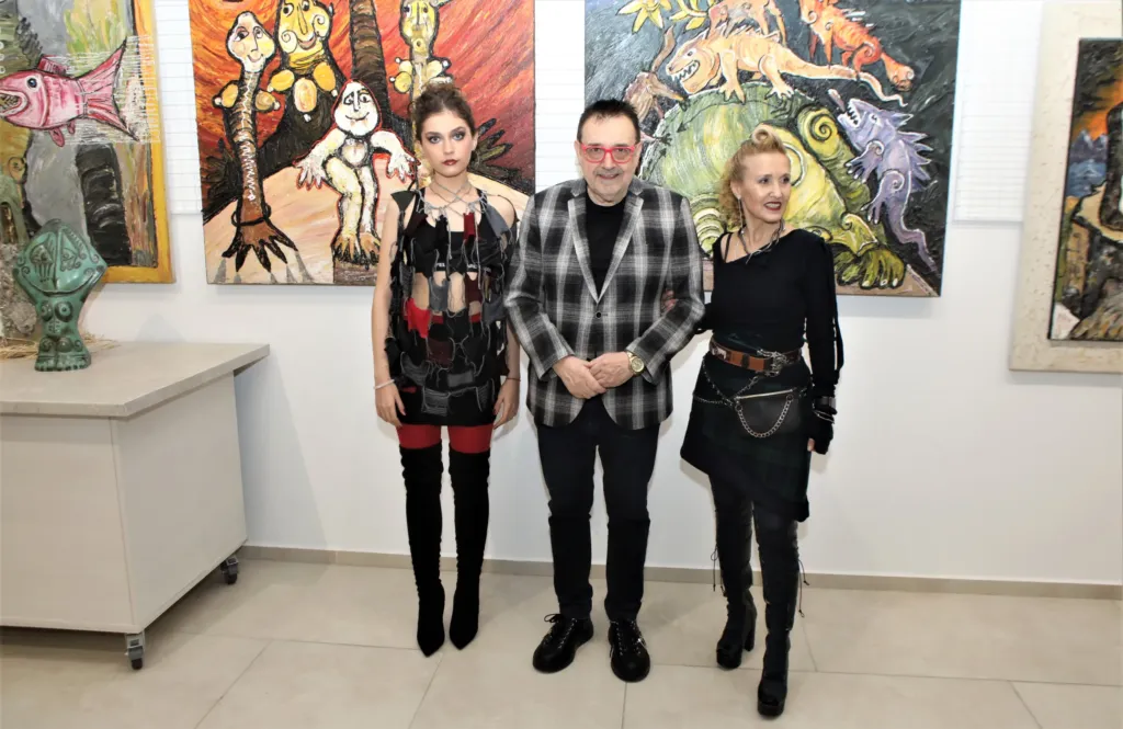 Проф. Любомир Стойков заедно с Аксел Харди и Кая Ценкова, облечена в неин тоалет. Фото: © Академия за мода / Хайлайф