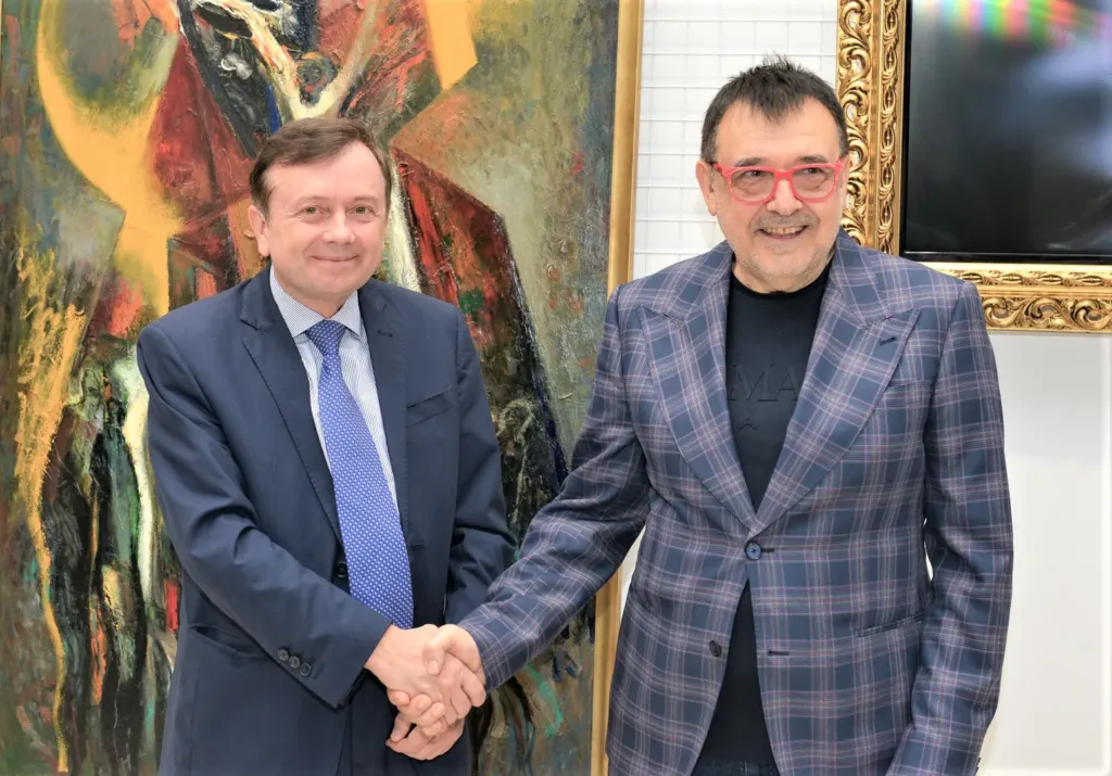 Проф. Любомир Стойков заедно със семейство Банови. Фото: © Академия за мода / Хайлайф