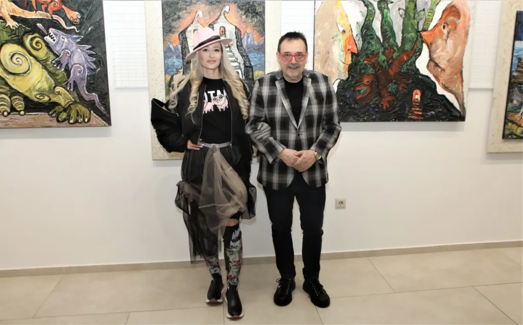 Проф. Любомир Стойков и Мадлена Иванова, облечена в Madam roshav, с дизайнер Албена Александрова. Фото: © Академия за мода / Хайлайф
