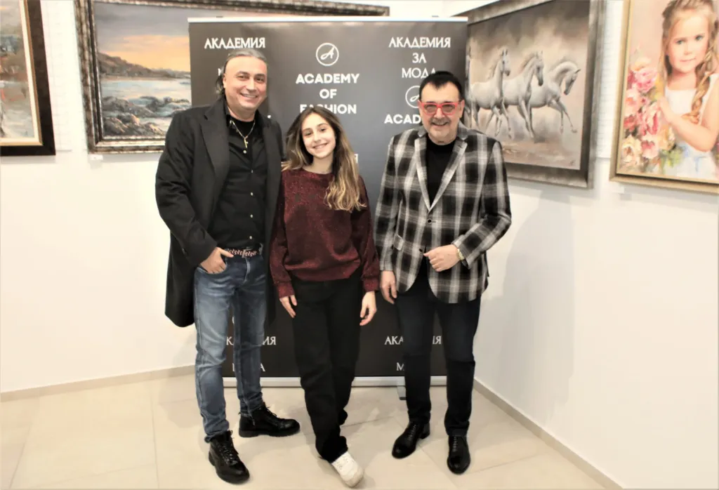 Проф. Любомир Стойков заедно с Джуди Халваджиян и неговата дъщеря. Фото: © Академия за мода / Хайлайф
