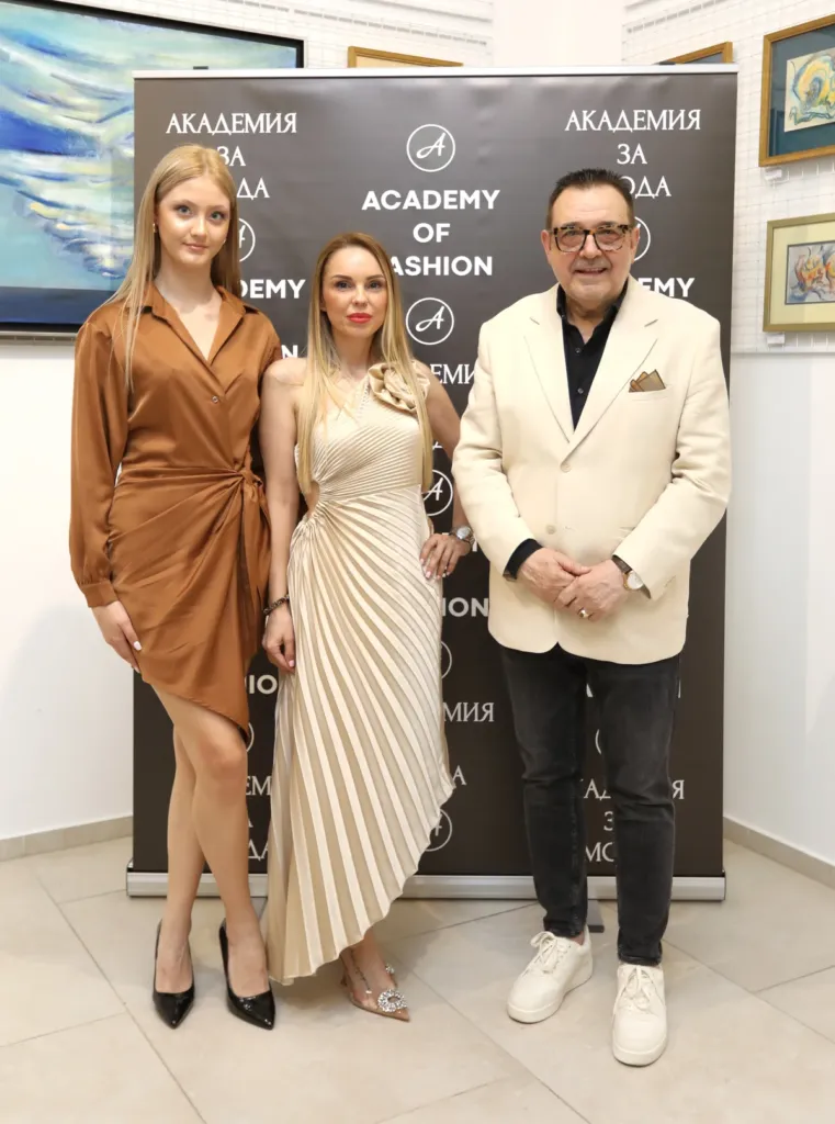 Татяна Мечинова с грим от Габриела Карчина, Габриела Карчина и проф. Любомир Стойков. Фото: Академия за мода / Петър Станев