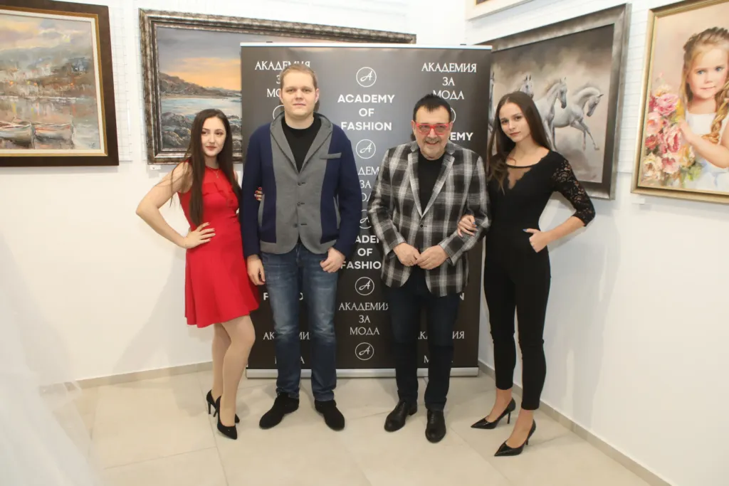 Проф. Любомир Стойков заедно с екипа си. Фото: © Академия за мода / Хайлайф