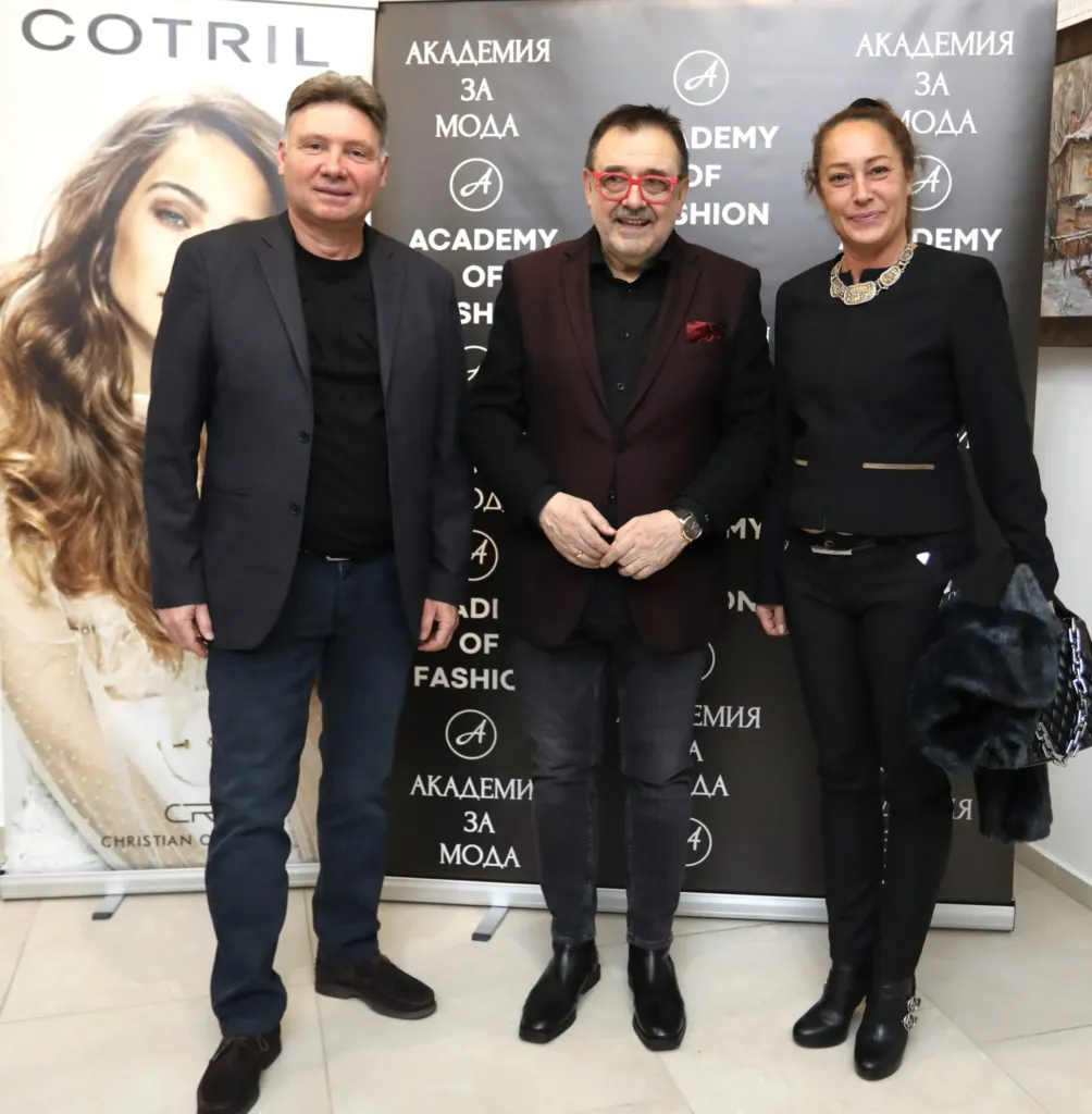 Проф. Любомир Стойков заедно с Пламен и Роберта Джурови. Фото: © Академия за мода / Петър Станев