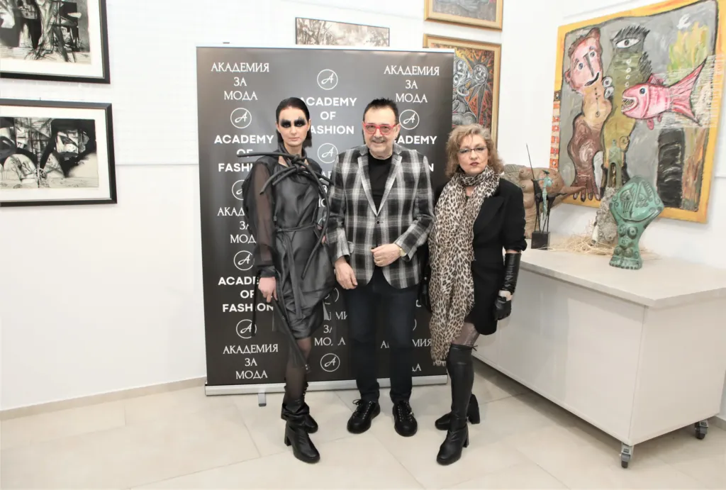 Проф. Любомир Стойков заедно с Мариела Гемишева и Надя Узун, облечена в неин тоалет. Фото: © Академия за мода / Хайлайф