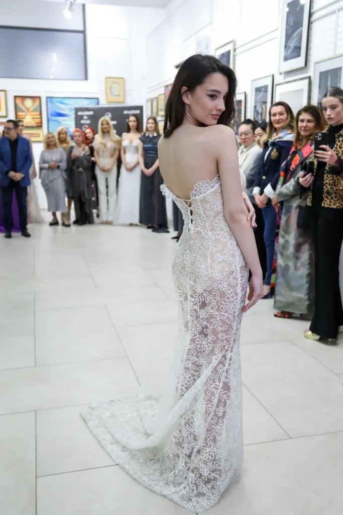 Милица Казакова, облечена в Ivette Bianchi с дизайнер Ивет Апостолова. Фото: Академия за мода / Петър Станев