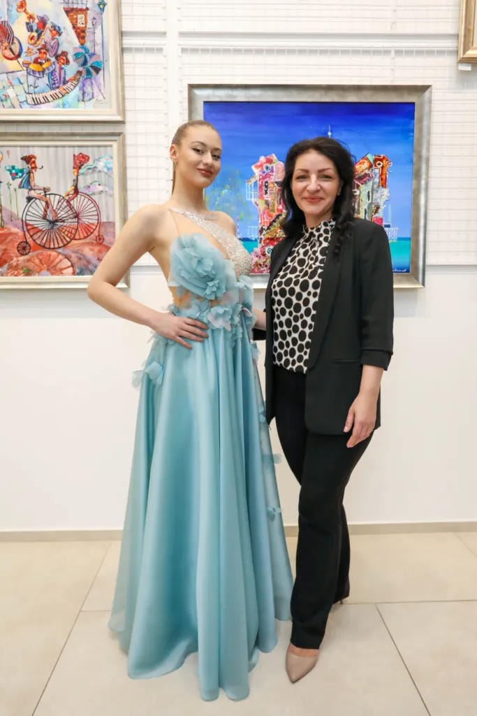 Виктория Югова в тоалет на модна къща Paloma Fashion. Фото: Академия за мода / Петър Станев