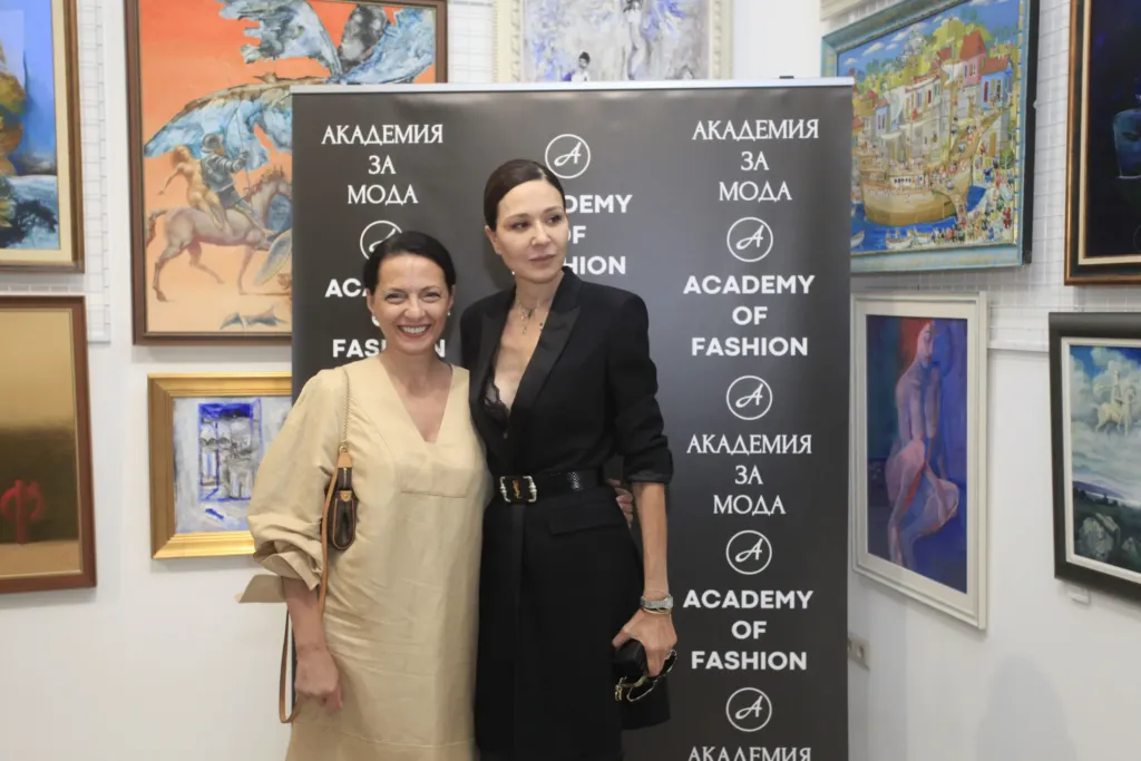Проф. Любомир Стойков заедно с Диляна Матеева и  Агнес Уейд, облечена в Art Look.  Фото: © Академия за мода / Вили Николов