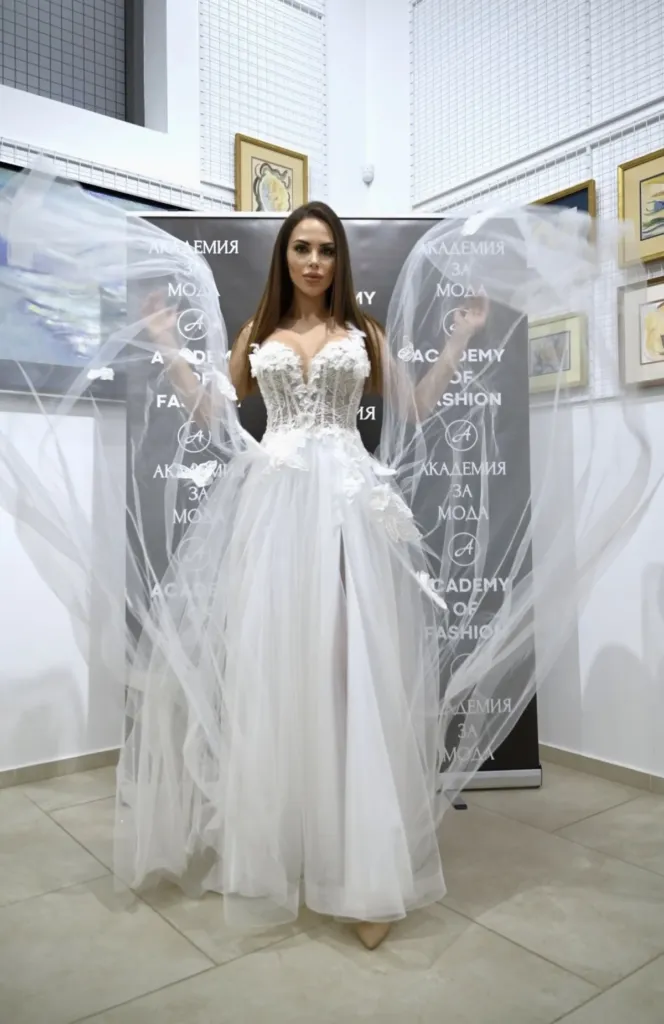 Антоанета Боянова, облечена в Alegra с дизайнер Радостина Долапчиева. Фото: Академия за мода / Петър Станев