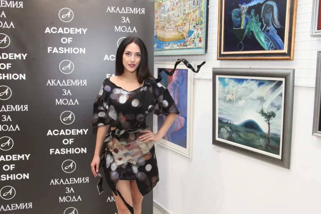 Теодора Спасова и Кая Ценкова, облечена в тоалет на Minoar.  Фото: © Академия за мода / Вили Николов