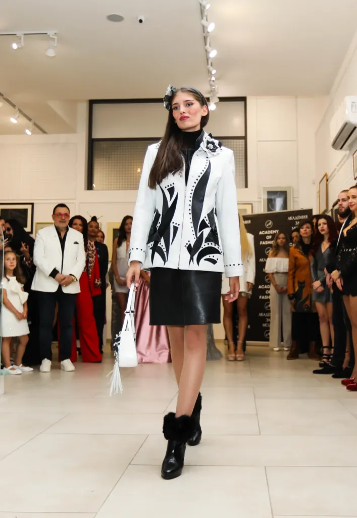 Габриела Димова, облечена в Мистелари Leather Collection с дизайнер Лариса Нинова. Фото: Академия за мода / Петър Станев
