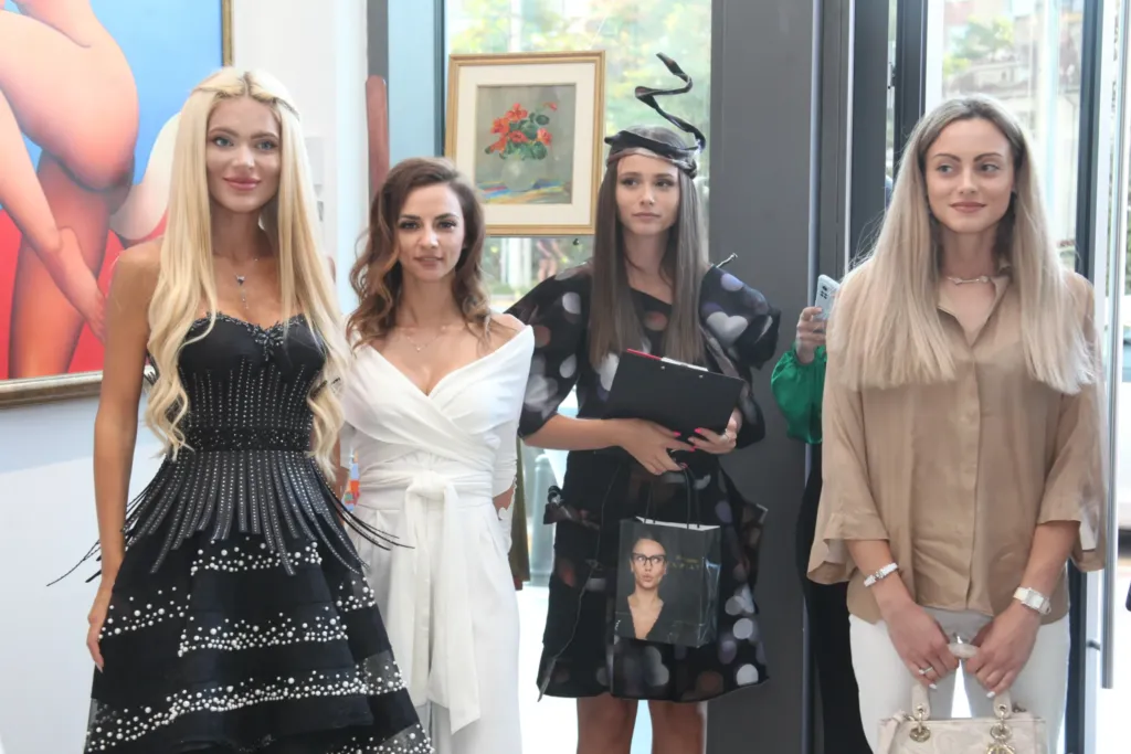 Певицата Лидия Ангелова в тоалет на Аксел Харди. Фото: © Академия за мода / Хайлайф