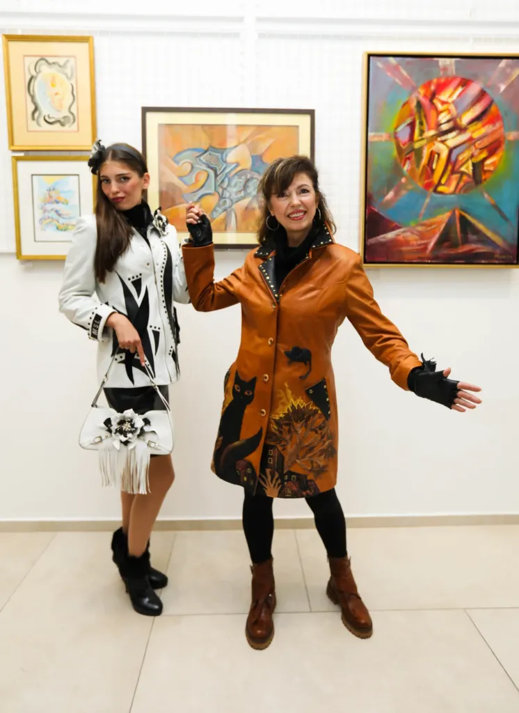Дизайнерката Лариса Нинова и Габриела Димова, облечена в Мистелари Leather Collection. Фото: Академия за мода / Петър Станев