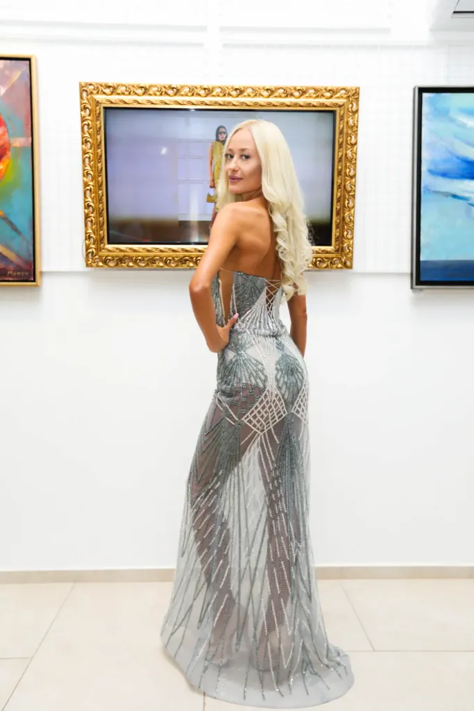 Мадлена Иванова, облечена в Alegra с дизайнер Радостина Долапчиева. Фото: Академия за мода / Петър Станев