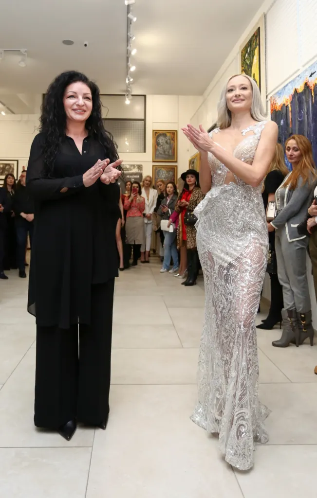 Дизайнерката Поля Кинова и топмоделът Мадлена Иванова, облечена в тоалет на Paloma Fashion. Фото: © Академия за мода / Петър Станев