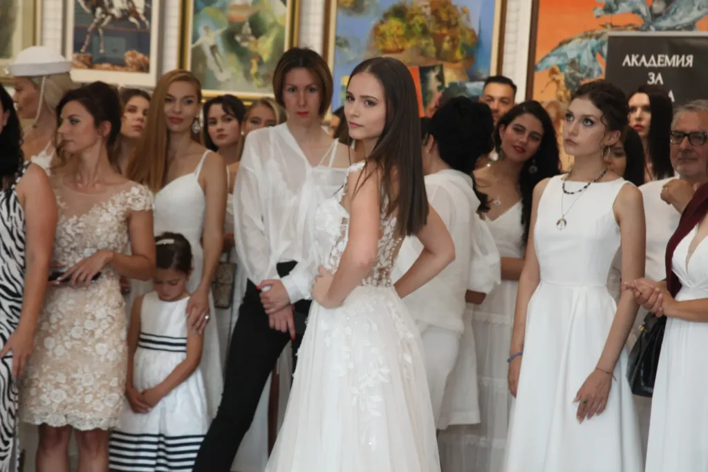 Проф. Любомир Стойков и Хелена Тодорова, облечена в рокля на модна къща Alegra. Фото: © Академия за мода